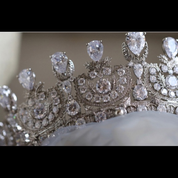 ✨BLING BLING✨ Wedding Crown - Picture 3 of 6